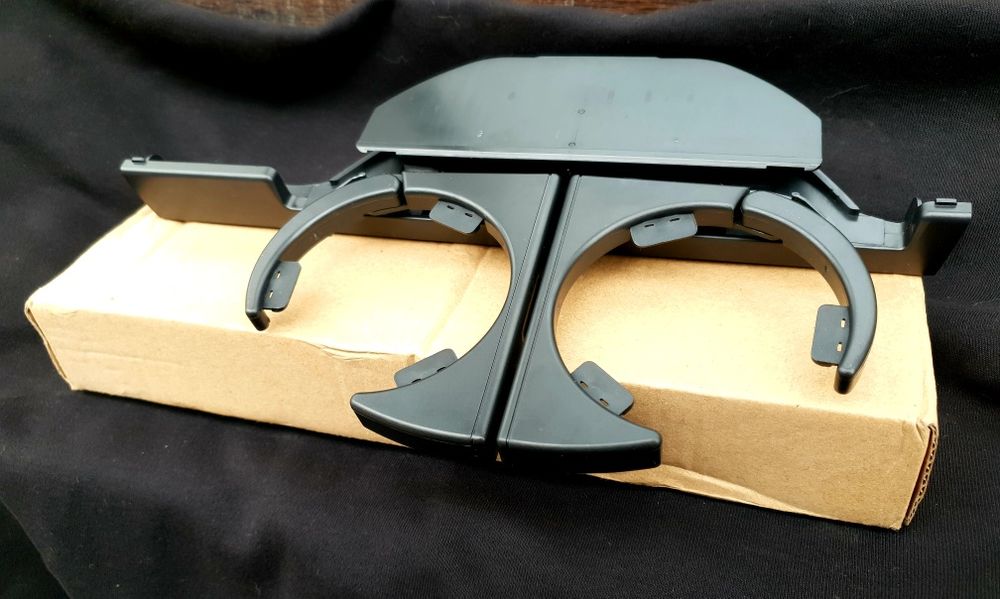 На БМВ Е39 подстаканник, новый..