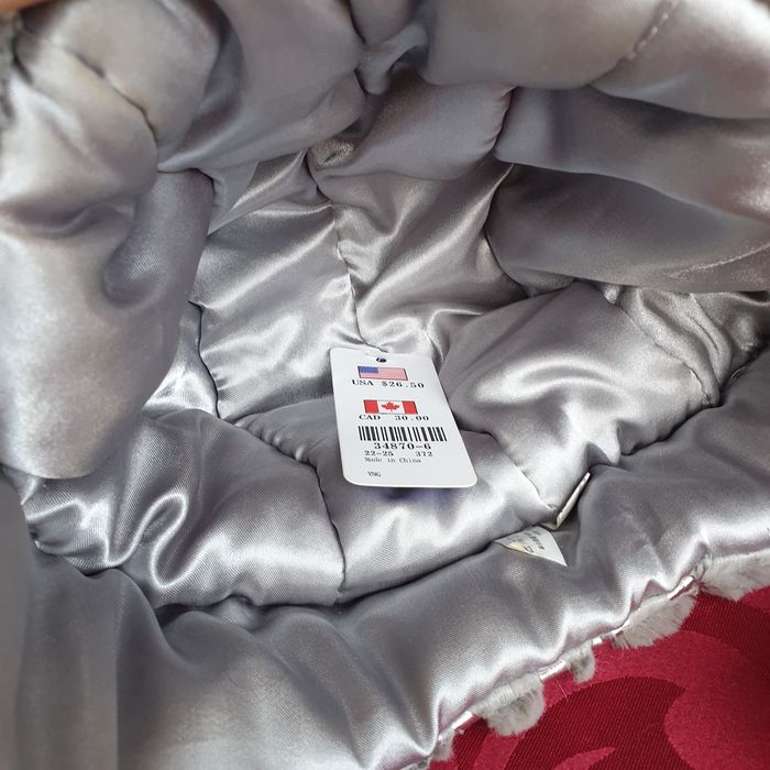 Детска пухена шапка