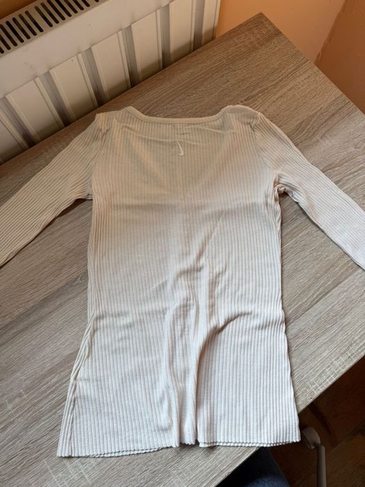 Bluza crem Nike in stare ff buna  material deosebit de comod!