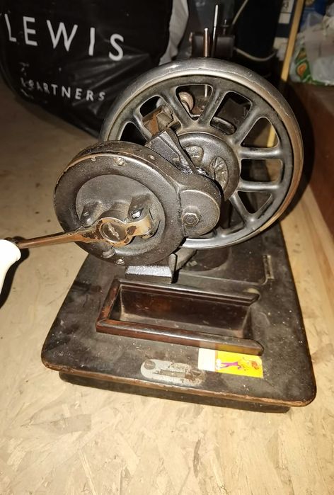 Шевна машина Науман  с антикварна стойност на над 150 г