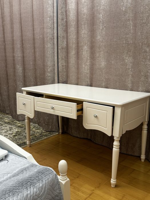 Письменный стол с ящиками