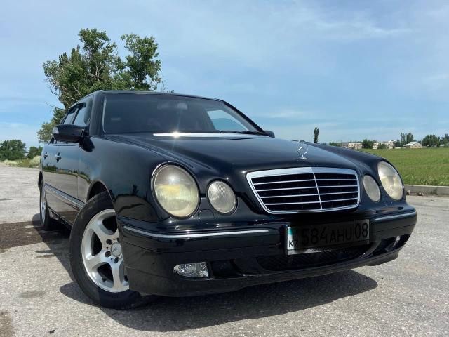 Мерседес бенс w210 e320 кожанный салон 2001 года 240 лошадинных сил!!!