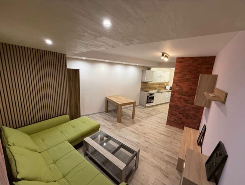 Тристаен апартамент под наем в Студентски град