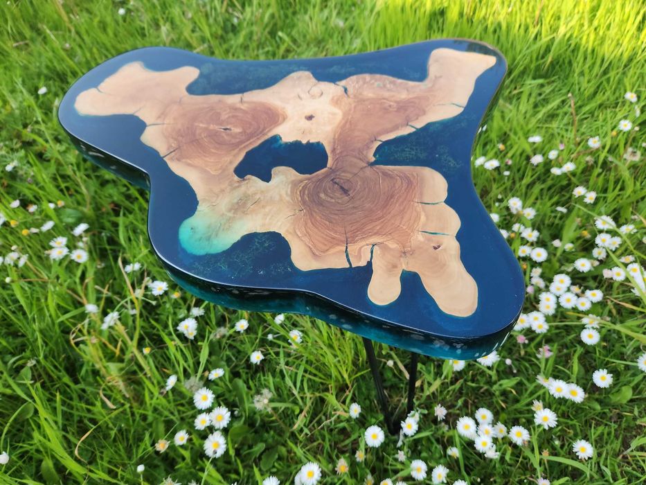 Маса от епоксидна смола и дърво