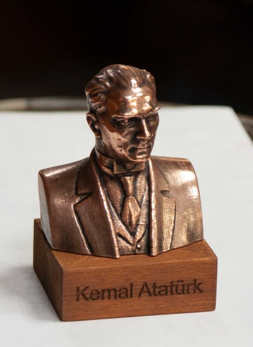 Бюстове на революционери-Ленин,Че Гевара,Атататюрк