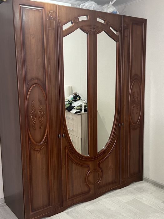 Продам большой шкаф