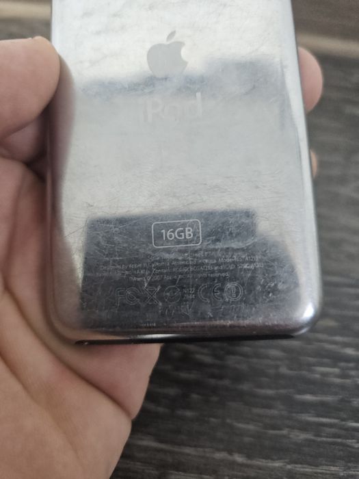 Ipod Toch A1213 plus Boxa portabila Logitech cadou