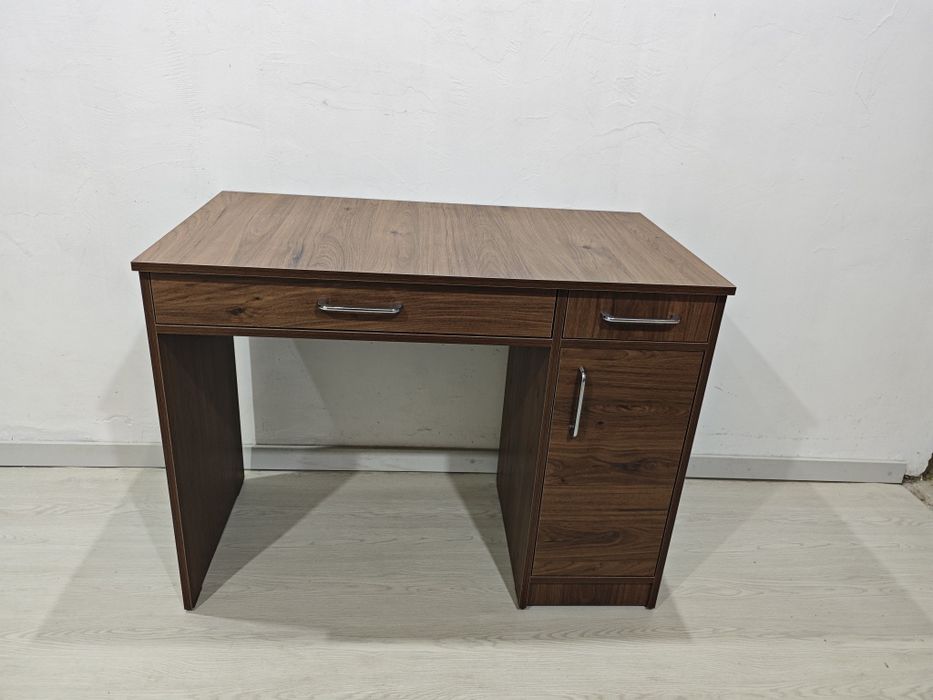 Письменный стол.