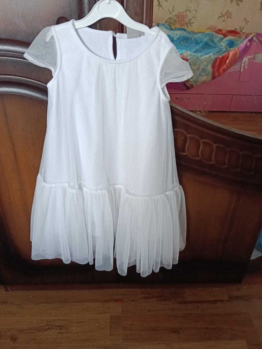 Продам праздничные платья на девочку