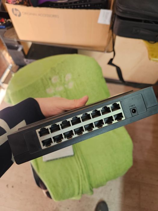 Продам роутер ксиоми и 2 свича