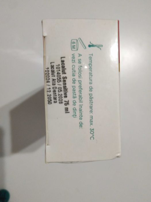 Pachet pasta de dinti Lacalut Sensitive 75 ml + ata dentara