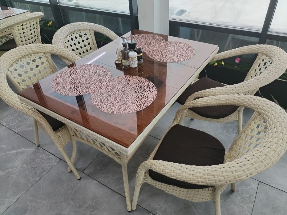 Стол и стулья и морзелник деля витрина