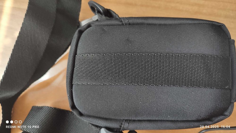 Продавам калъф за малък фотоапарат.