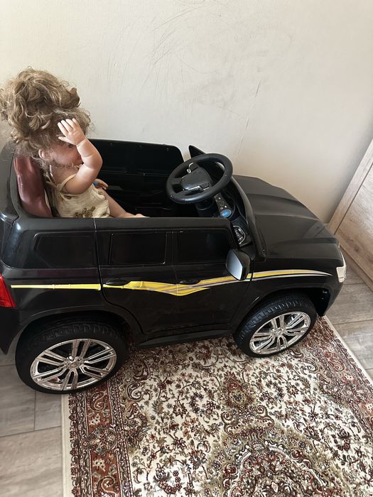 Продам машинку детскую