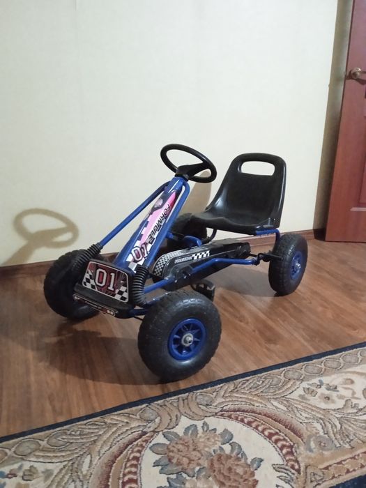 Продам машину на педалях