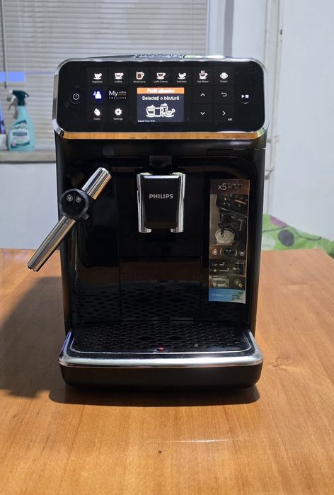 Espressor automat Philips EP4321/50, 5 bauturi, Sistem clasic de spumare a laptelui, Rasnita ceramica, Filtru AquaClean, Negru.