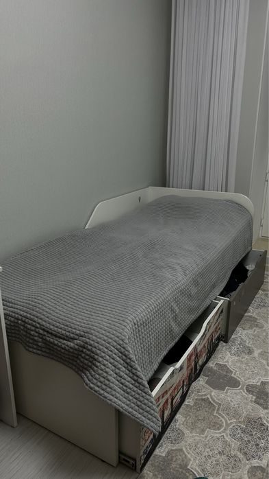 кровать с ящиками и шкаф