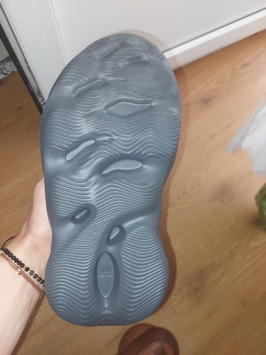 Yeezy Foam Runner Carbon marime 42 (8 us)