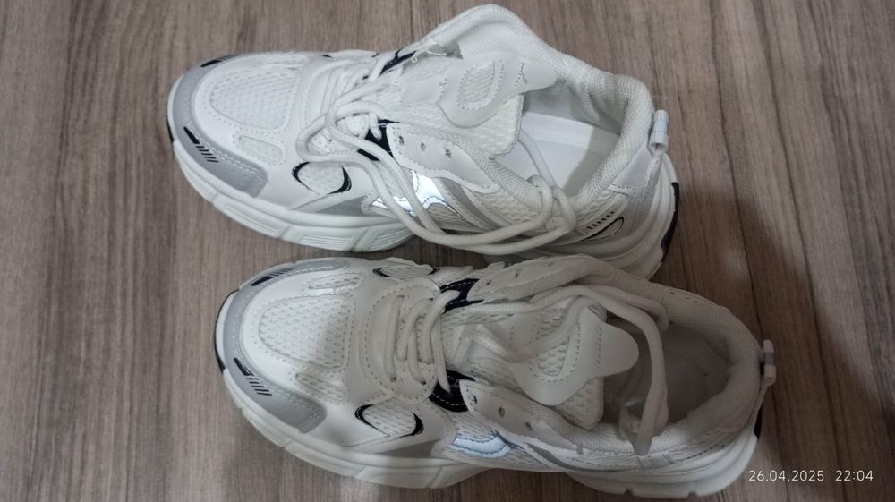 Спортивные кроссовки