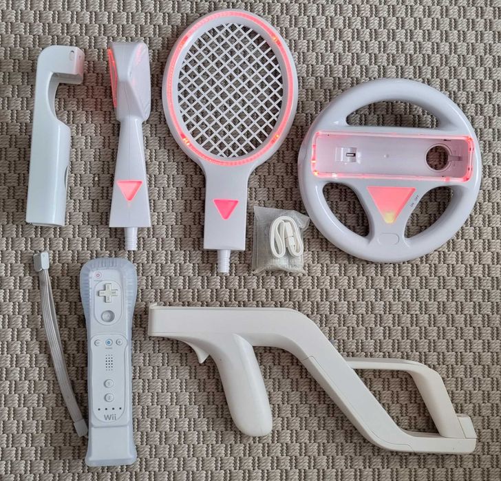 Consolă Nintendo Wii modata + 2 manete/nunchucks + balance board