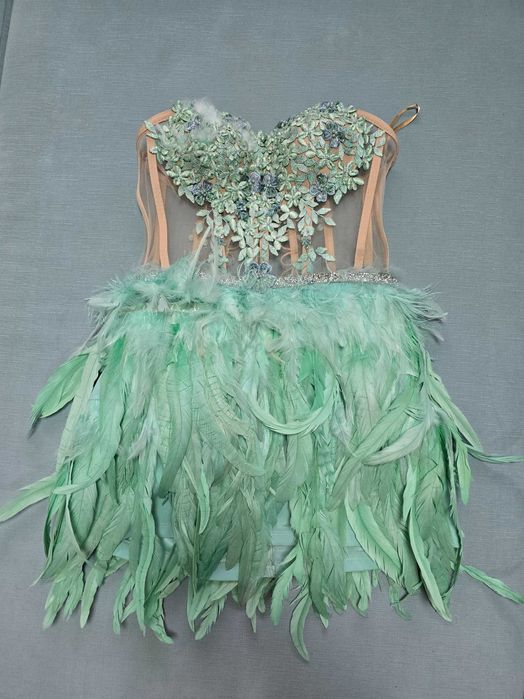 Дизайнерска нова дамска рокля размер М / Velvet Angel пера и камъни