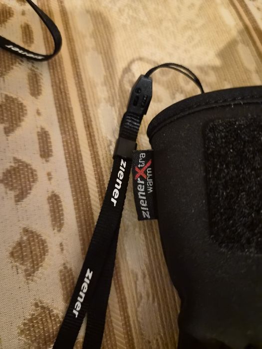 Ски оборудване обувки очила щеки ски