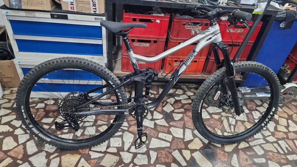 Bicicletă full suspension