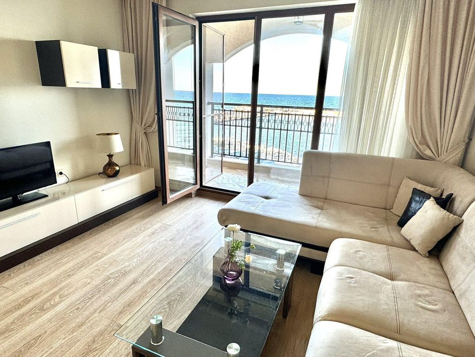 Дава се под наем Двустаен апартамент в Варна, Център - 90 кв.м за 650 € - Снимка #1