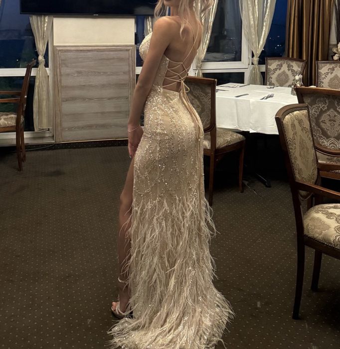 Бежова бална рокля с цепка-обличана веднъж