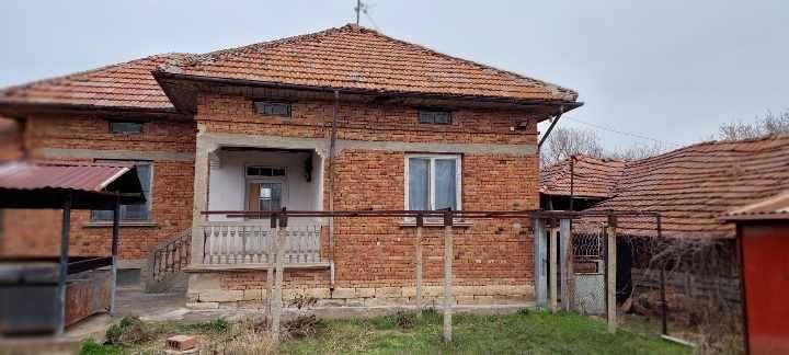 Къща с двор в с. Павел, общ. Полски Тръмбеш