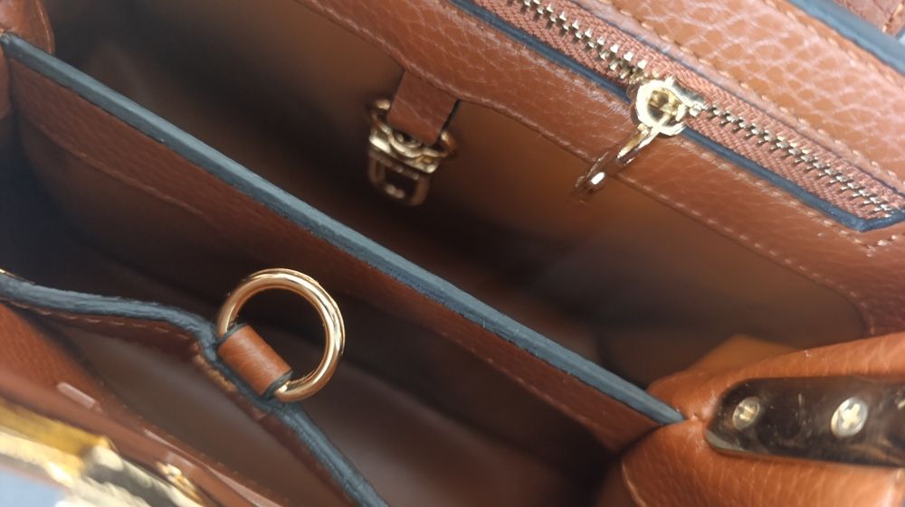Louise Vuitton новa  кокетна малка чанта с дръжка и  за през рамо