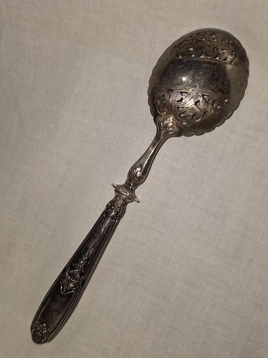 Старинна френска решетъчна лъжица за сервиране със сребърна дръжка