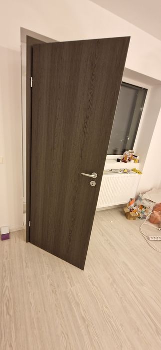 Usa de baie cu toc gri, noua