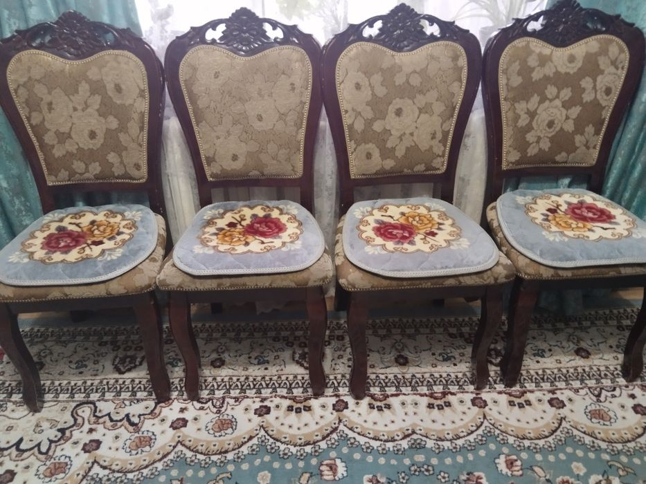 Продам гостинный стол со стульями.