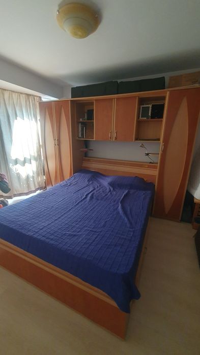 Dormitor cu dulapuri