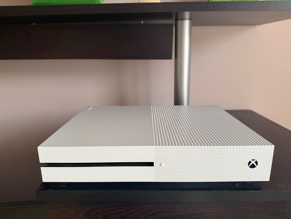 Xbox One+2 джойстика и 16 игри