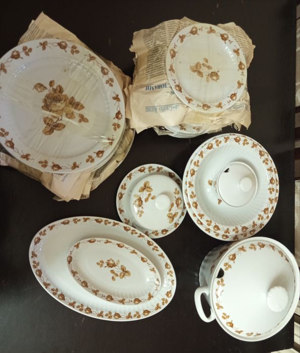 Сервиз фарфоровый