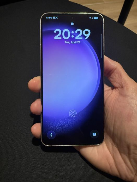 Samsung Galaxy S23+ заедно с оригинално зарядно