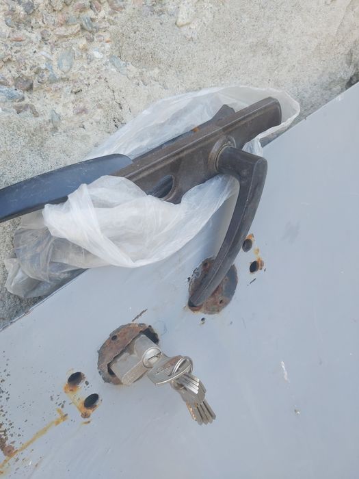 Продам металлическую дверь.