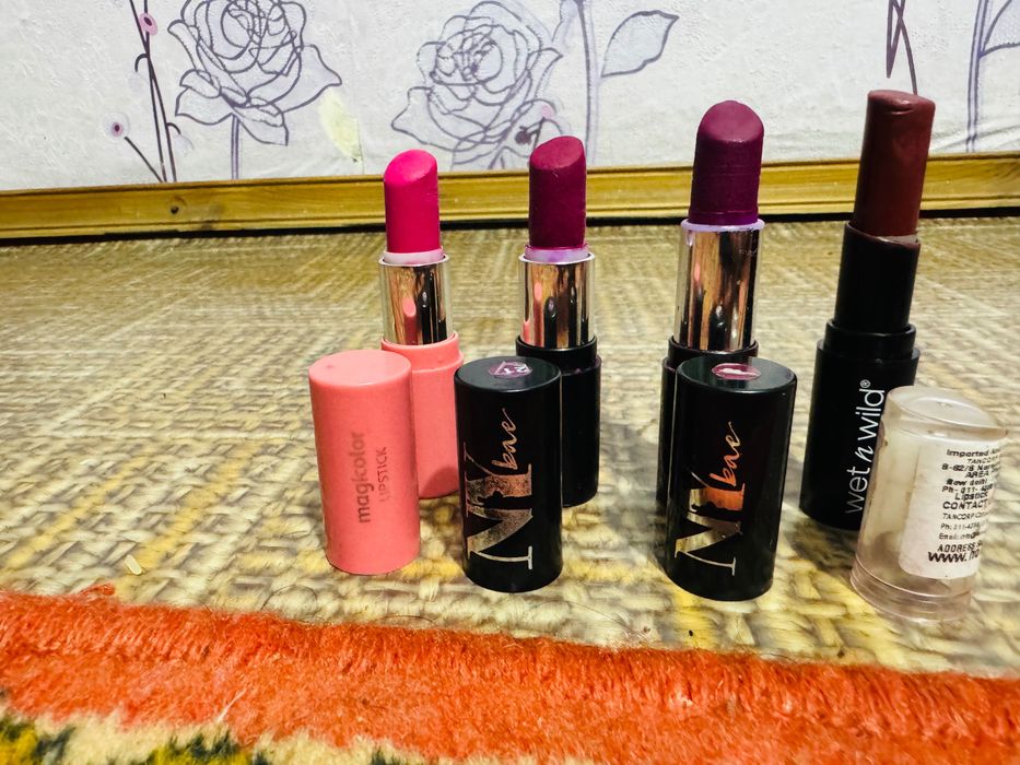 Помады для губ 4 вида новые