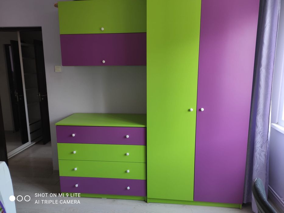 Mobilier complet cameră copii/tineret – paturi suprapuse, dulapuri, birou + polițe
