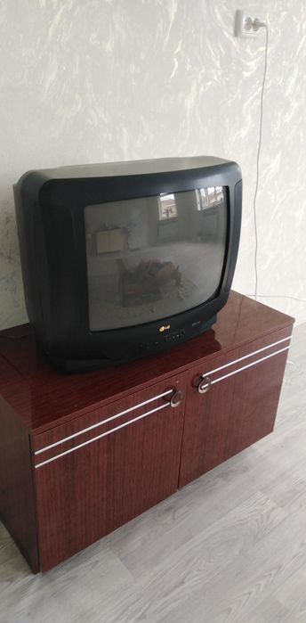Телевизор LG с тумбой