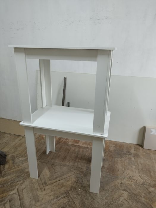 Стол новый кухонный