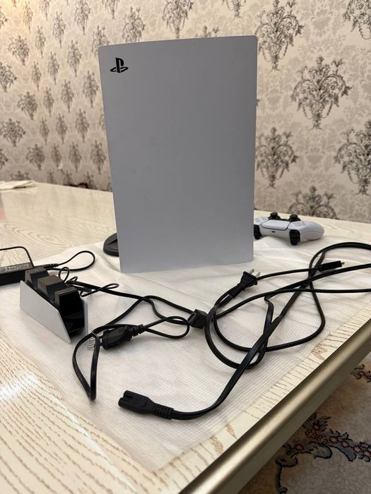 PlayStation 5 deskli.