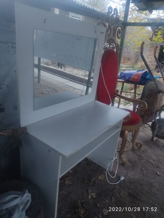 Продам зеркальный столик