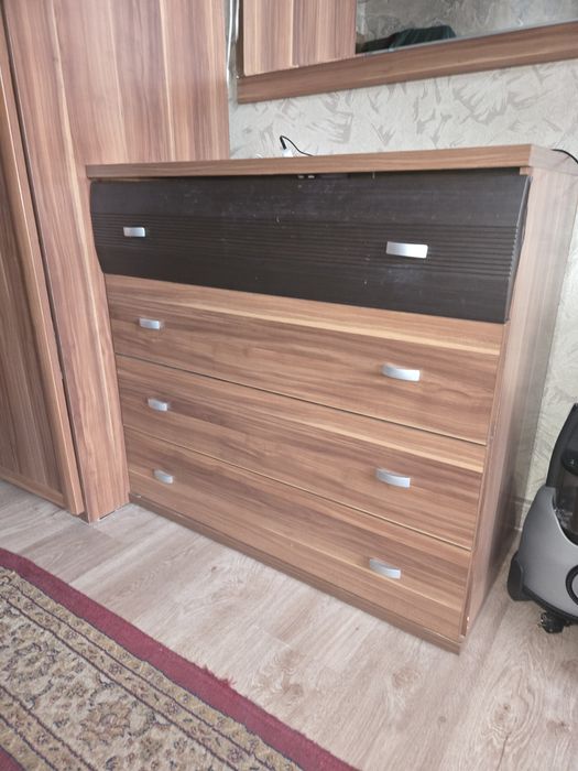 Продется угловой шкаф с комодом