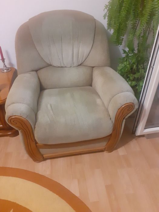 Donez mobila sufragerie și canapea cu 2 fotolii