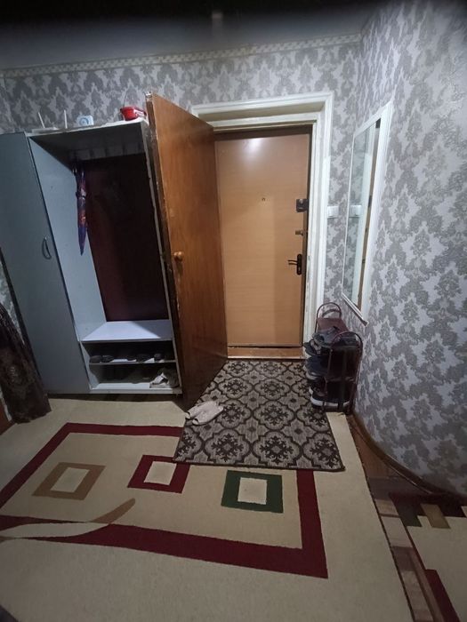 5 etajli dom 2 etajida 3 xonali uy sotiladi xonalari alohida alohida