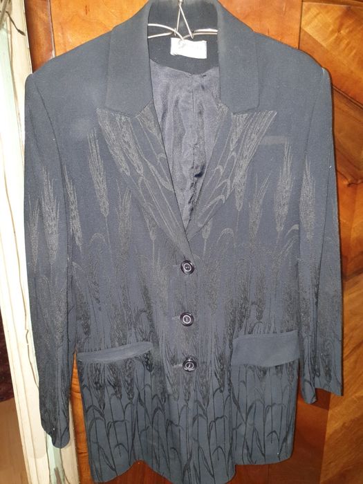 Женские костюмы.