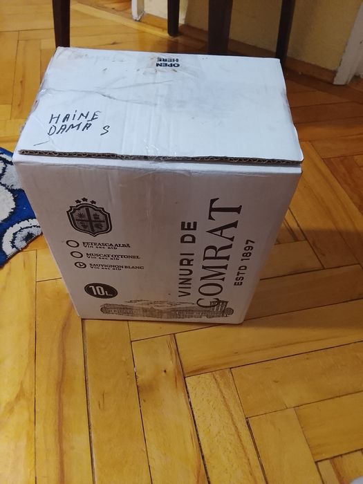 Donez o cutie cu haine de dama (s)